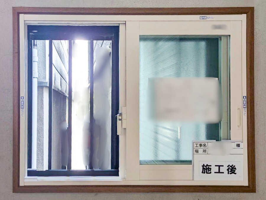 施工前の窓は、一般的な一枚ガラスでした。 見た目としては特に壊れているわけではなく、日常的な開け閉めも問題なく行える状態でしたが、快適さという面ではいくつかの悩みを抱えた窓でもありました。 冬場になると、窓ガラスやサッシまわりがひんやりと冷たくなり、室内にいても窓際だけは冷気を強く感じることがありました。 その影響で、暖房をつけても足元が冷えやすく、つい設定温度を上げてしまうことも。 また、ガラス面に結露がびっしりつき、朝になるとサッシの溝に水が溜まり、拭き取りやお掃除が日課になっていた方も多い状態です。 さらに、外の車の音や人の話し声が室内に入りやすく、「静かに過ごしたい時間に、外の音が気になる」というストレスもありました。